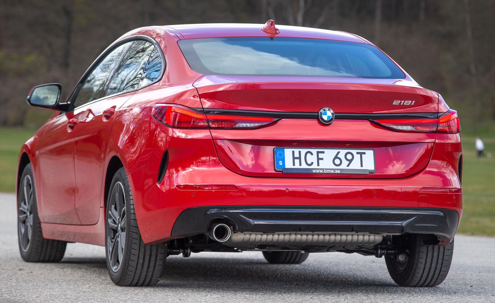 BMW håller på att förnya sitt designspråk. Den pianosvarta ribban är ett nytt formelement för märket.