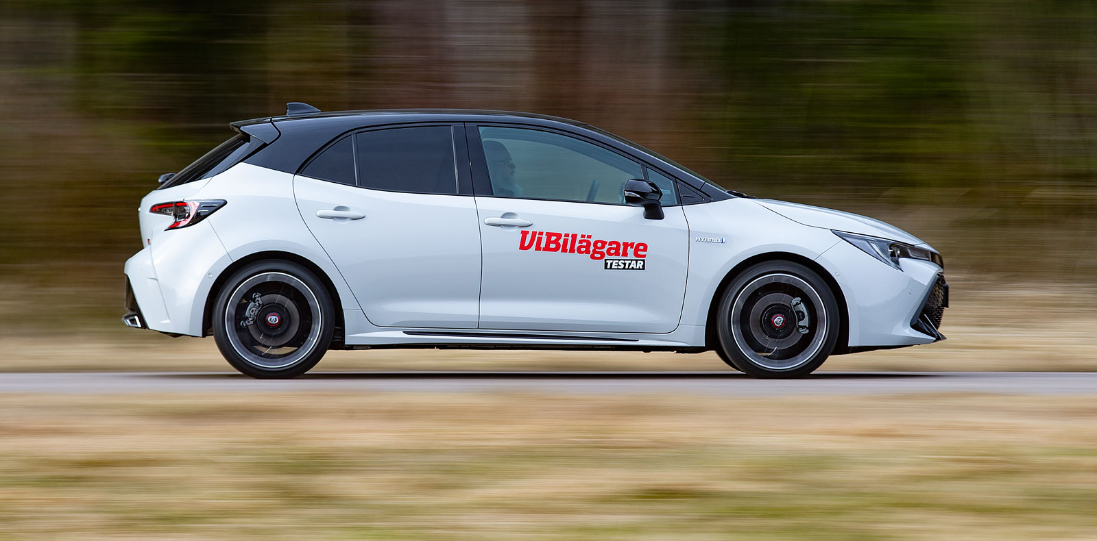 Toyota Corolla är mycket populär som nybil i Sverige men rostskyddet är inte på topp. Rostskyddsbehandling i trösklarna men ingen annanstans bortsett från en gnutta vax i vissa hålrum.