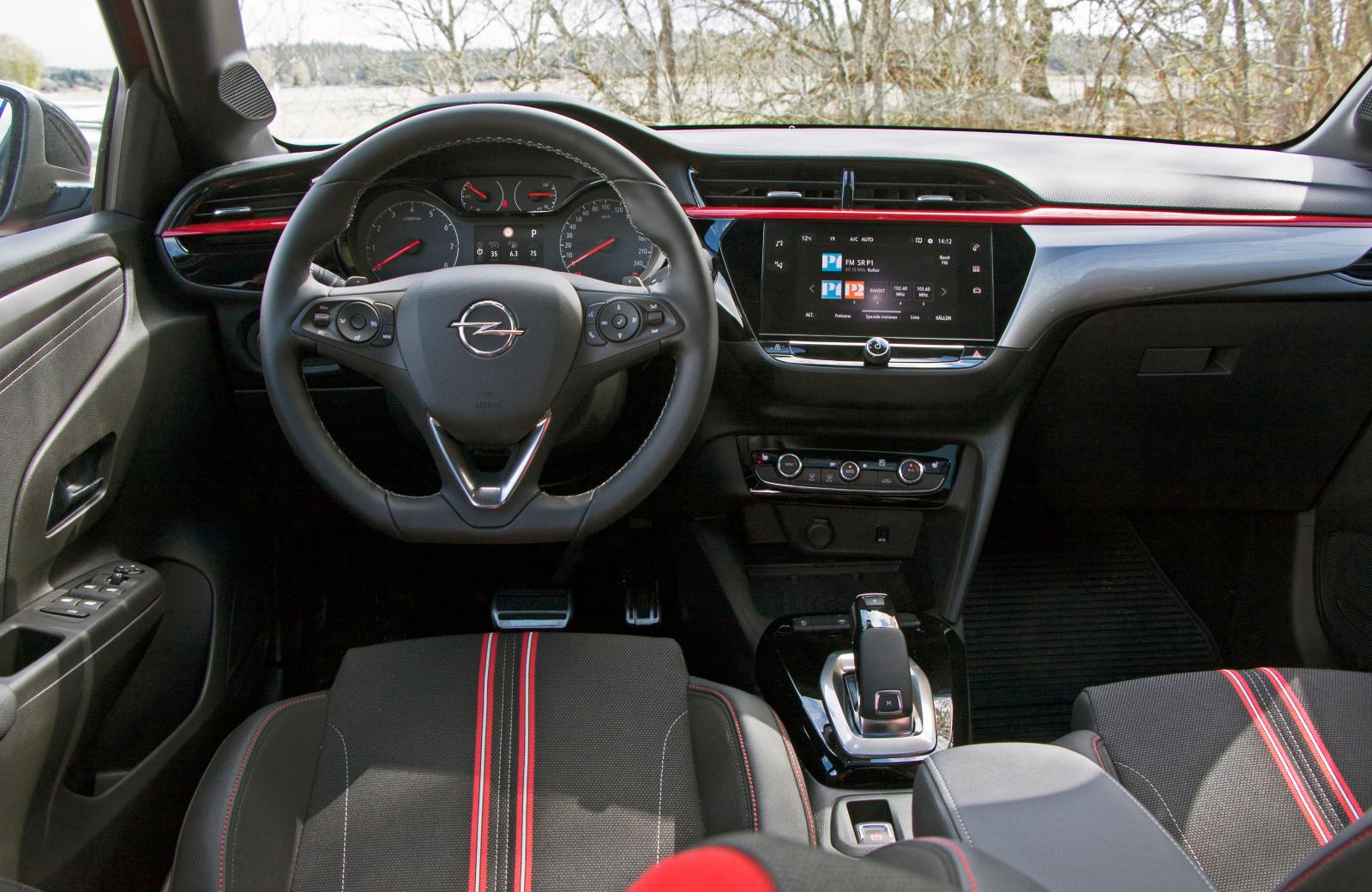 Konventionell, logisk förarmiljö fjärran från formexperimenten i Peugeot 208 men växelväljaren är identisk. Stora mätare, trådlös mobilladdare.