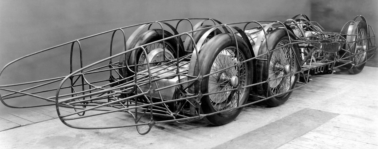 De fyra bakhjulen var drivande. Hjulen är 32 tum höga, sju tum breda och trumbromsarna 50 cm i diameter. Att nå stopp från 600 km/h beräknades ta 25 sekunder.