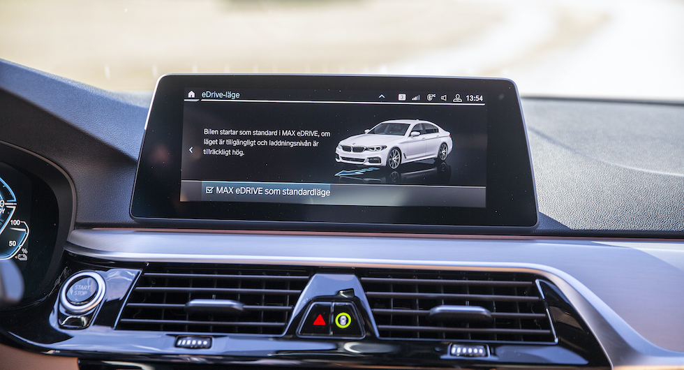Ett knapptryck gör att bilen alltid startar i elektriskt läge.