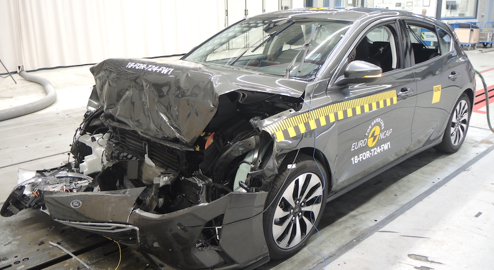 När sommardäcket fått stopp från 80 km/tim håller vinterdäcket fortfarande 50,7 km/tim. När EuroNCAP testar frontalkrocksskyddet kör bilen in i hindret i 50 km/tim. En hastighet som ger hög risk för personskador.