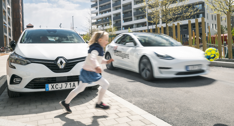 Många moderna nödbromssystem kan även tvärnita för utspringande barn. Men funktionen fungerar sämre i Tesla och Renault än i BMW, Mazda och Toyota.