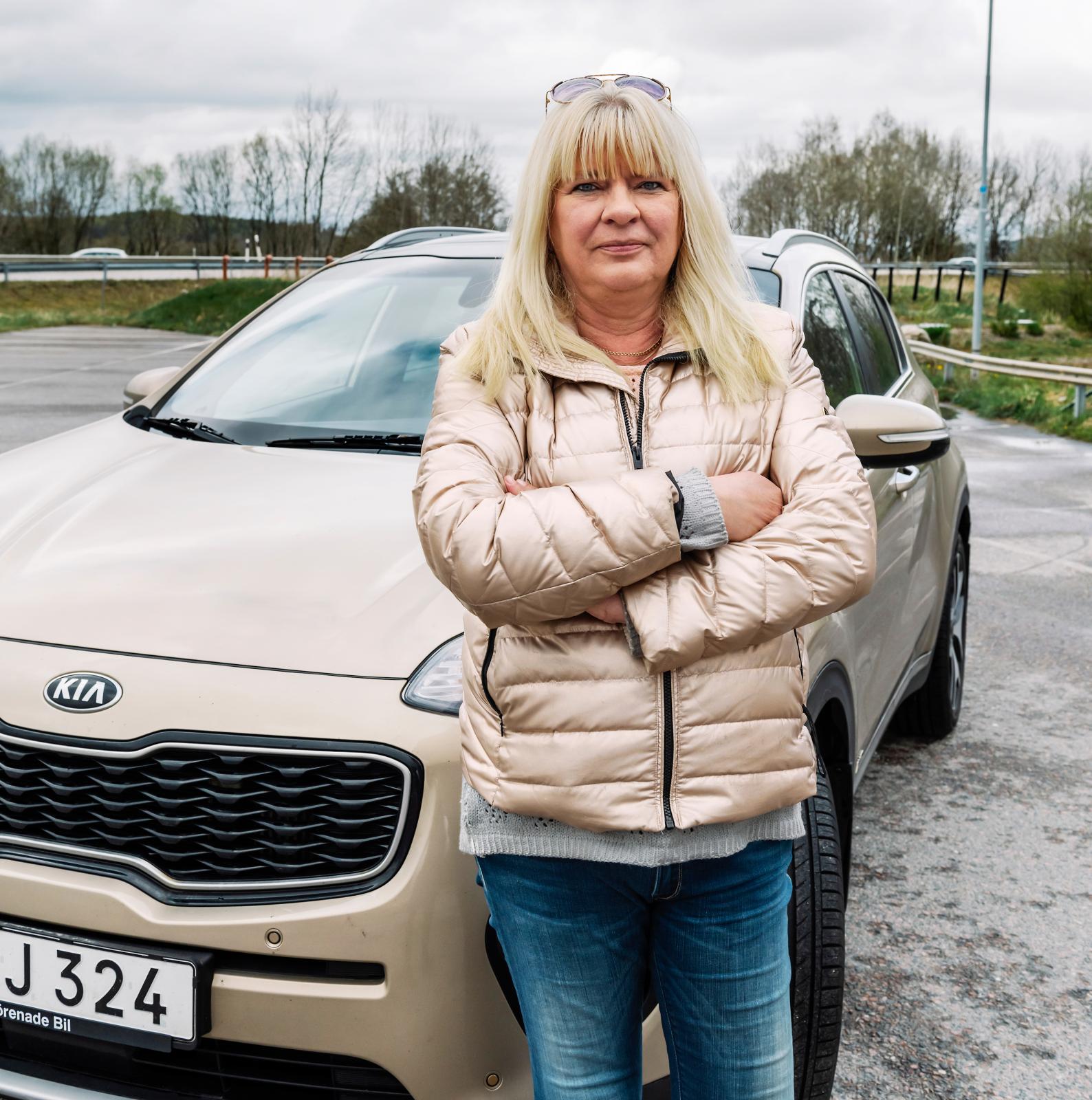 Glastaket på Chatarina Anderssons Kia exploderade när hon var på väg till jobbet.