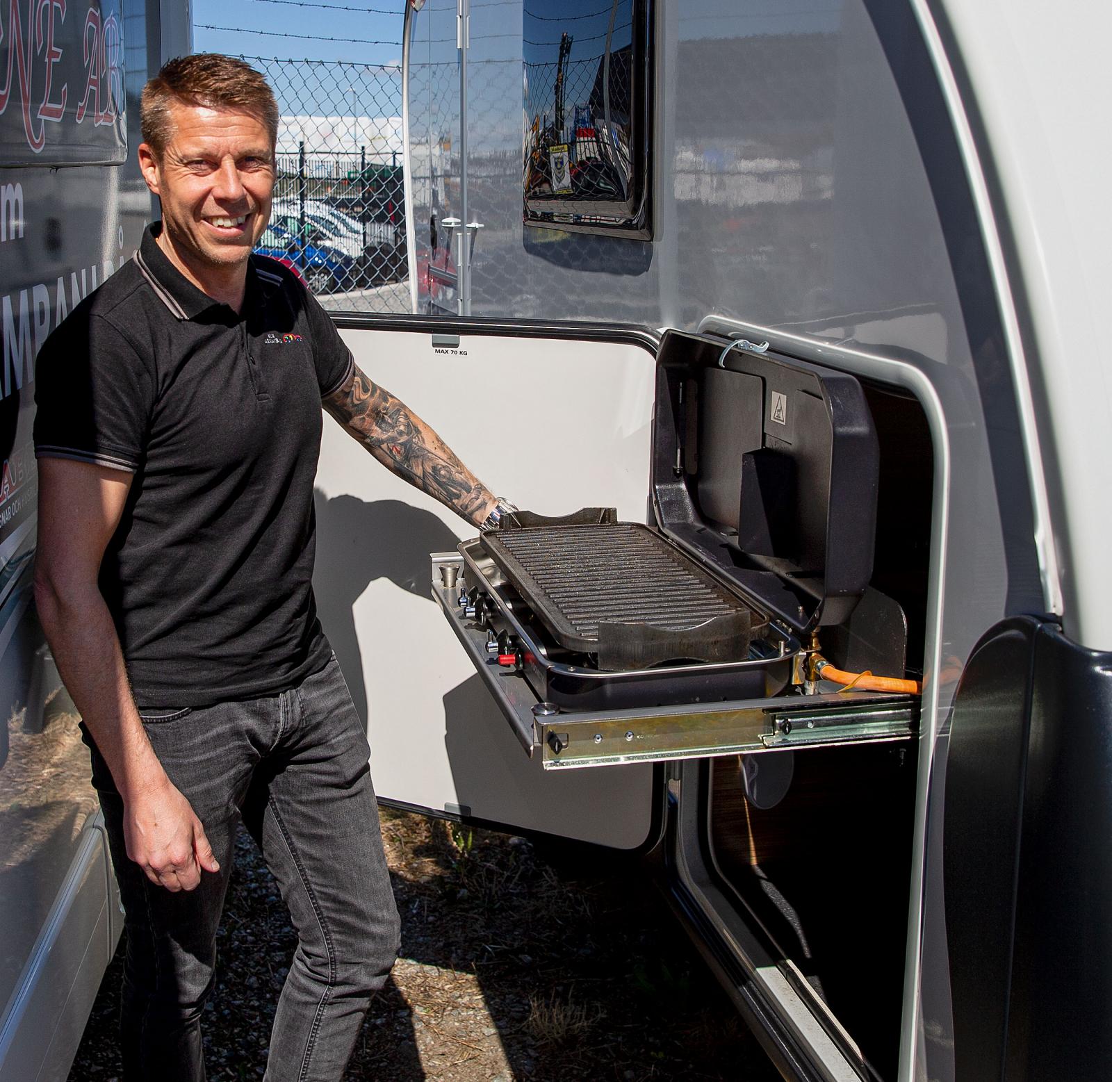 Jimmy Busch visar upp en Adriavagn med inbyggd grill. Foto: Carl Hempel