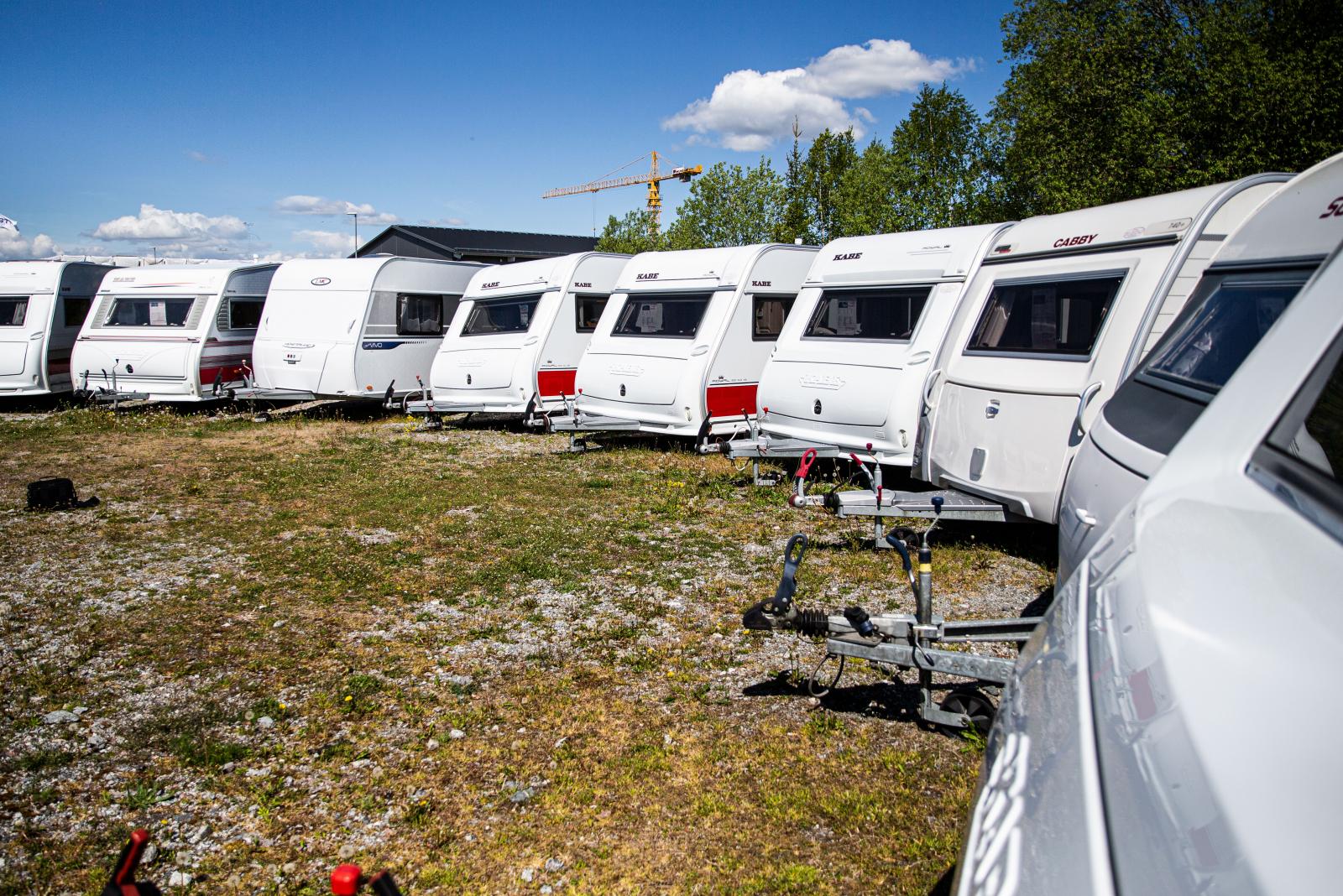 På M&M Caravane:s parkering står vagnarna på rad. Foto: Carl Hempel