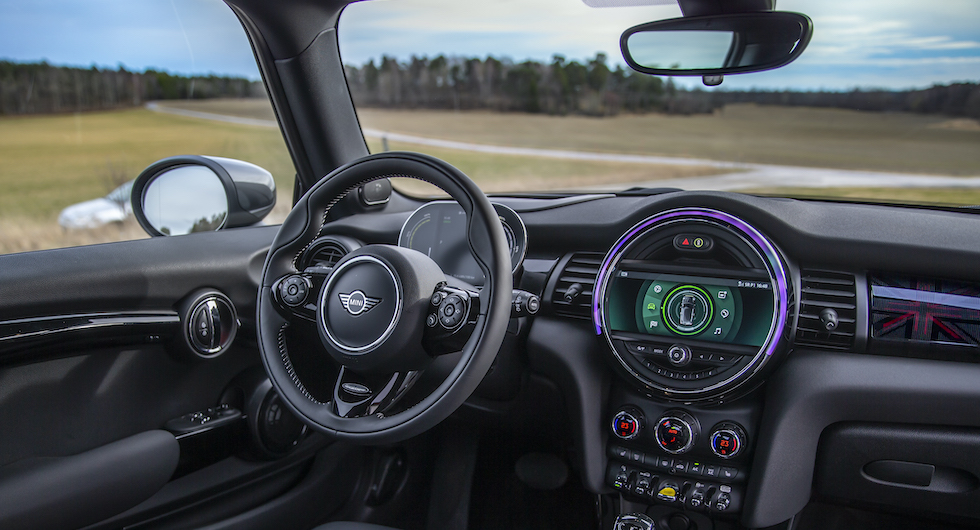 Klassiskt Mini Cooper. Skillnaderna mellan de fossila varianterna inskränker sig till annan instrumentering framför föraren, extra knappar för körläge samt ett par adderade undermenyer i mittskärmen. Resten är lika underhållande, designat och egensinnigt som i de fossila varianterna.
