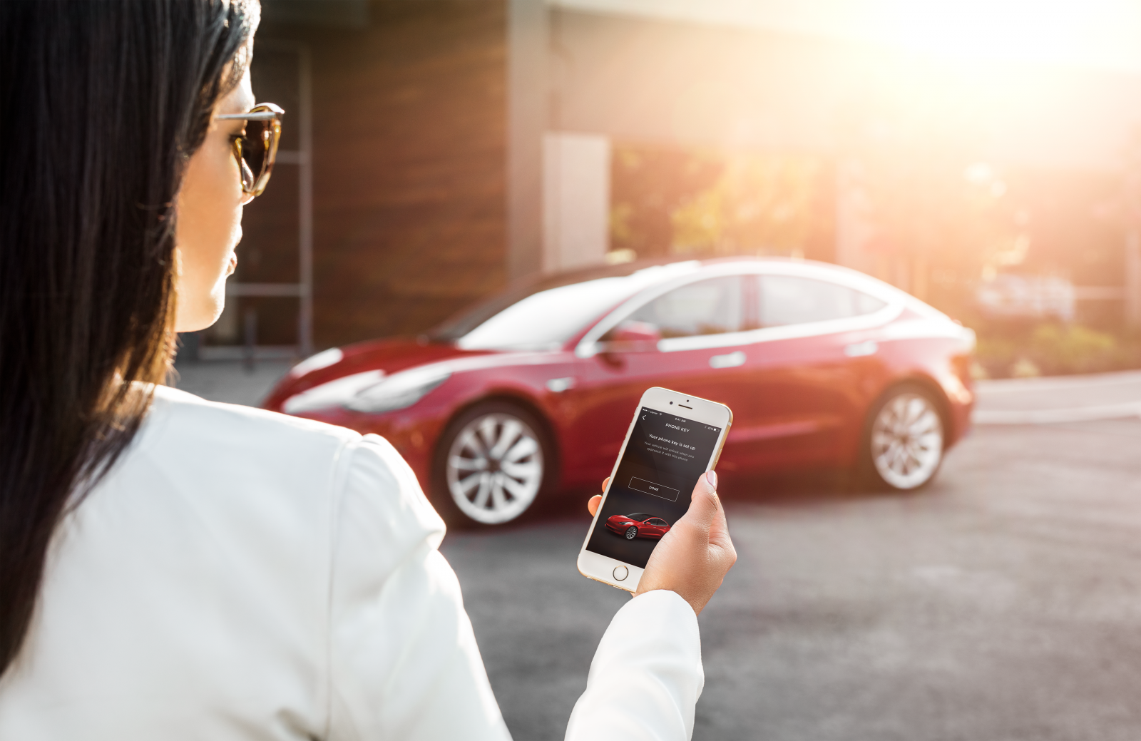Teslas bilar kan redan i dag låsas upp med mobilen. Men Apples funktion byggs in direkt i operativsystem och bilägaren behöver därmed inte använda en särskild app.
