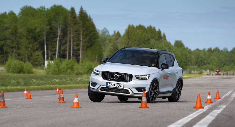 XC40 kämpar att hantera tygden i konbanan och lyfter på ena bakhjulet. Bäst i undanmanöverprovet är Kia.