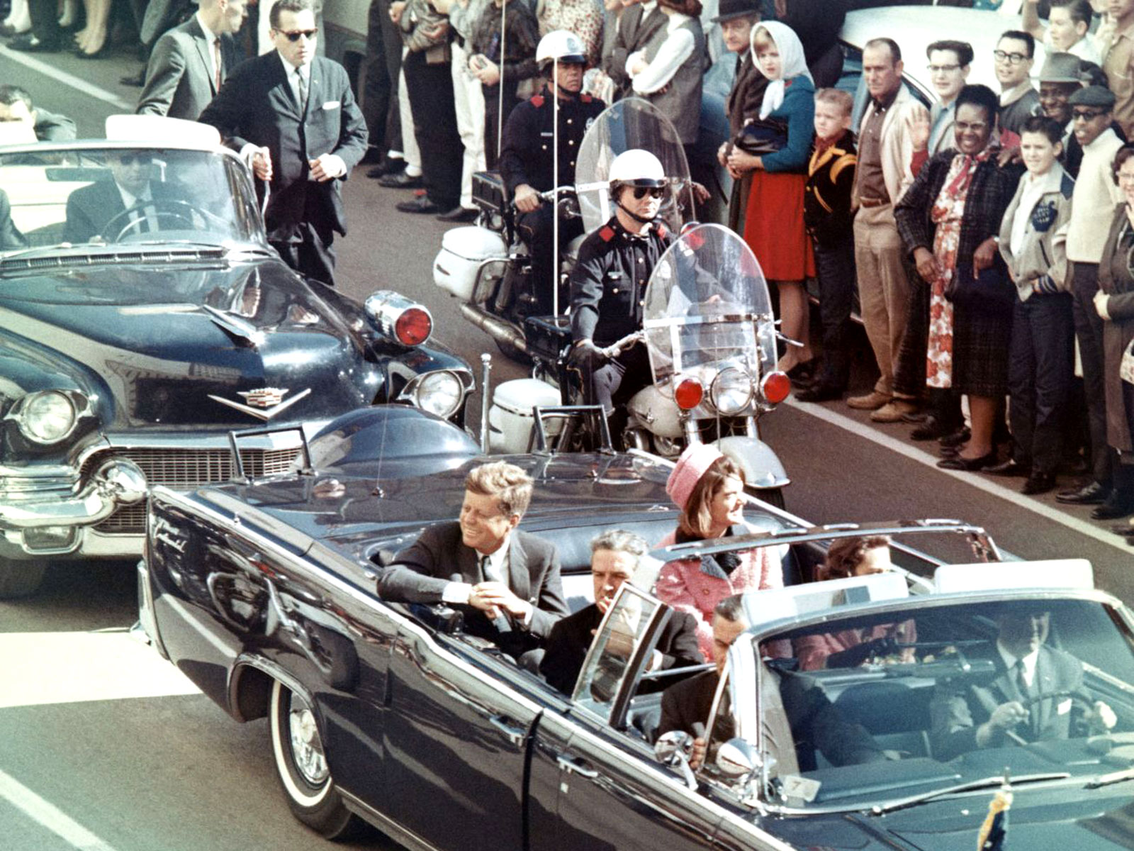 John F Kennedy tillsammans med sin fru Jackie Kennedy i en Lincoln Continental 1963, strax innan mordet i Dallas. Foto: Walt Cisco/Dallas Morning News