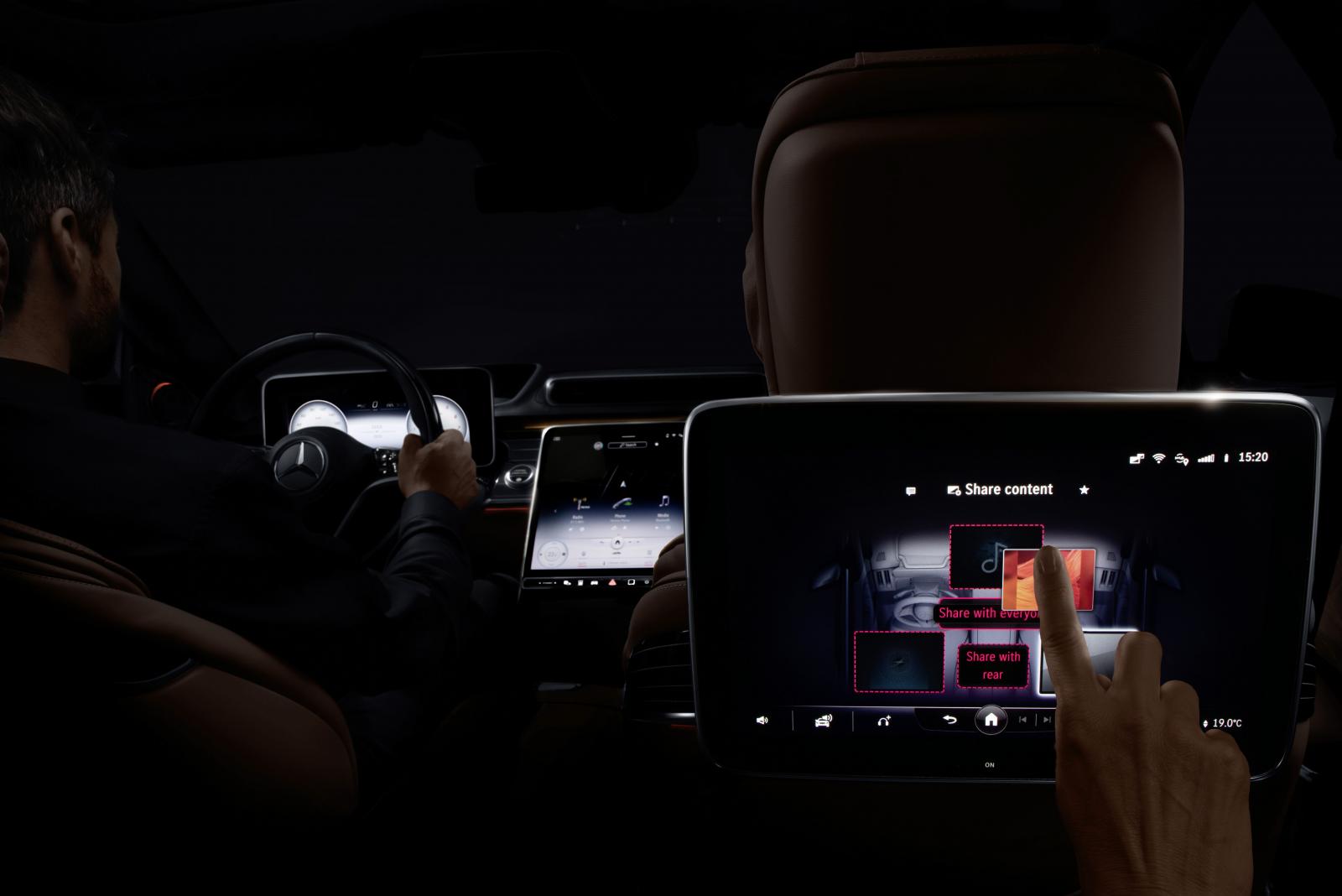 Mercedes nya infotainmentsystem har även en funktion där föraren kan skicka över vissa saker från framsätet till passagerare i baksätet. På så sätt kan till exempel ett telefonsamtal skickas över till en passagerare.