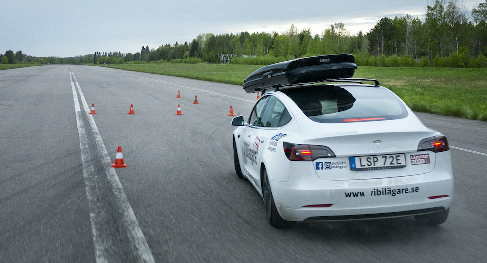 Thuleboxen glider nästan av Tesla i andra fållan i undanmanövertestet. Till slut fick vi den att fästa.