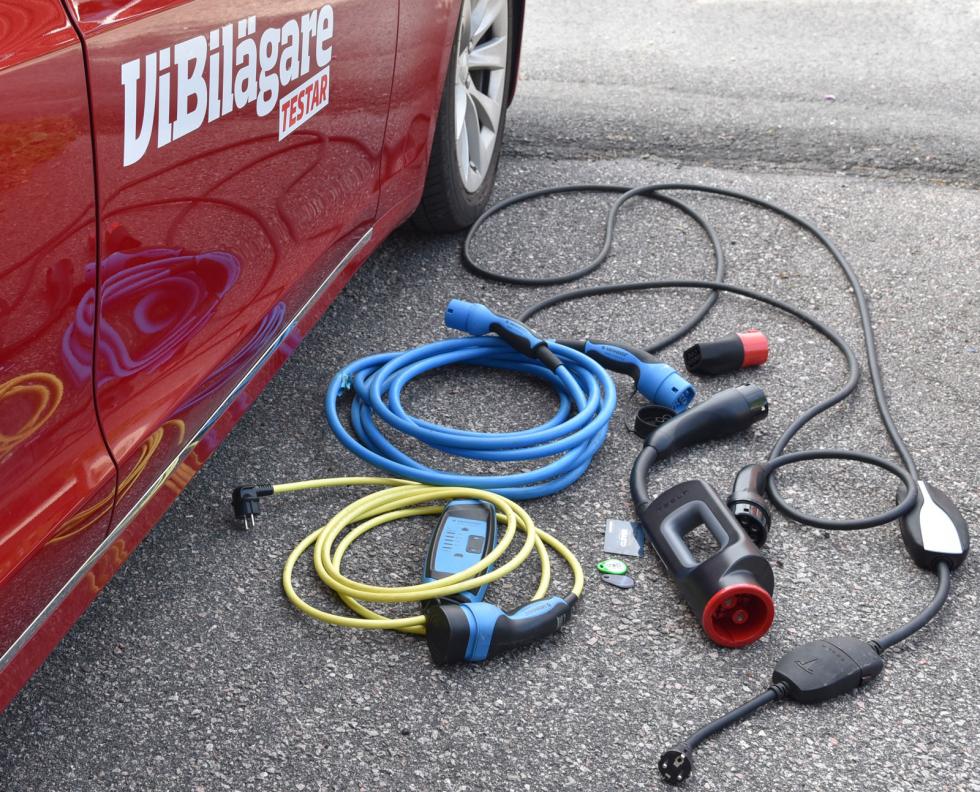 Extra kablar ger fler möjligheter att ladda. Fortast går det med Teslas egna snabbladdare. I Sørkjosens ”super charger” får vi ström till 28,3 mil per timme.