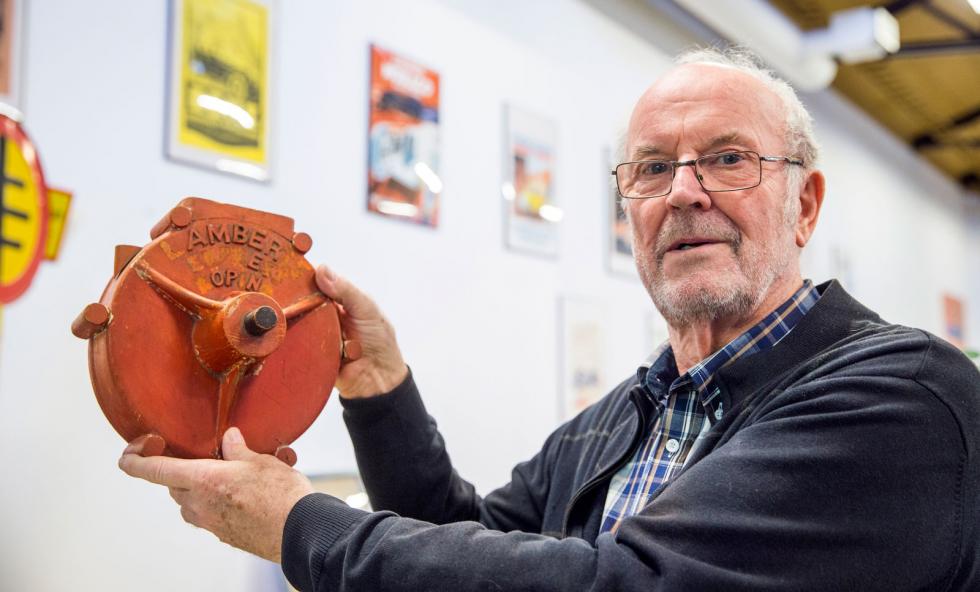 Gjutmodellerna till Lamberts Express är intakta och redo för bilproduktion, visar Börje Österberg som är engagerad i Köpings bilmuseum.
