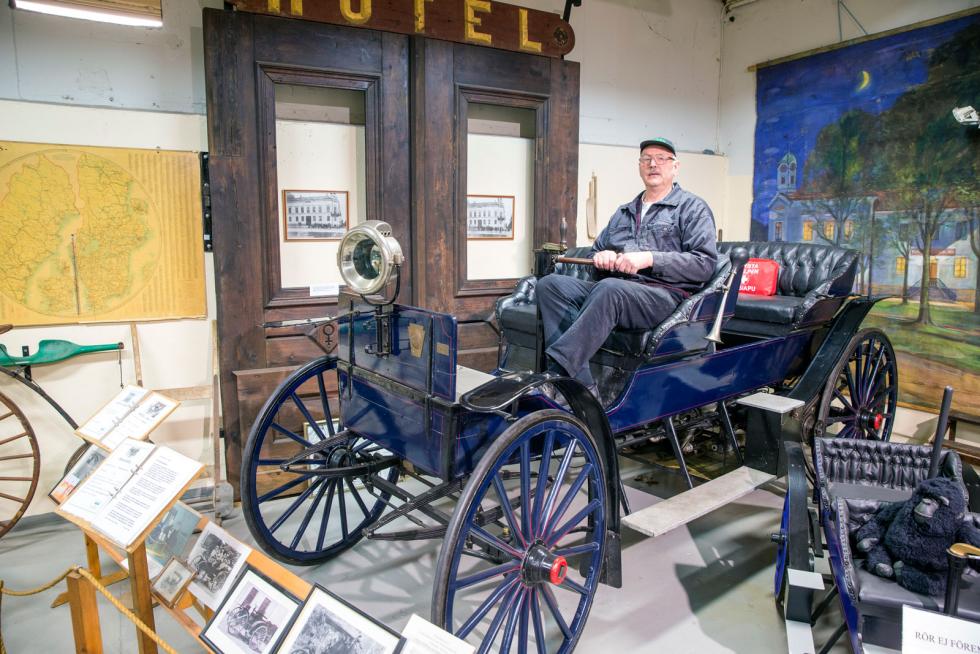 Massivt gummi på hjulen – punkteringsfritt! Olle Pihlgren håller i styrspaken. Bilen på ÅSSA-museet i Åtvidaberg är fortfarande i körbart skick.