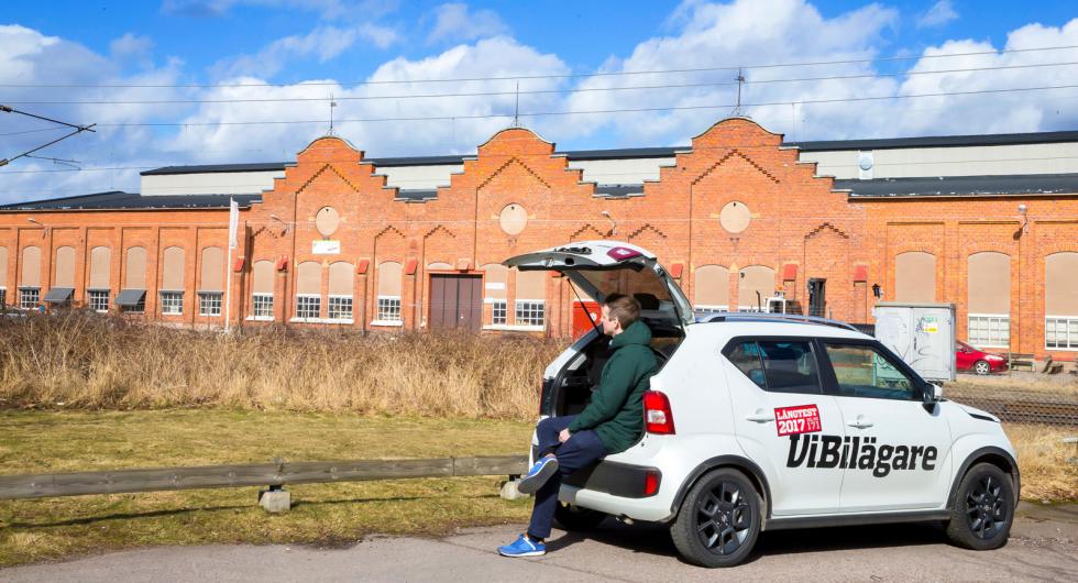 Bilfabriken är borta men andra delar av Kalmar Verkstad finns kvar. Vi Bilägares långtestbil Suzuki Ignis mäter 370 centimeter mot Tjorvens 360.