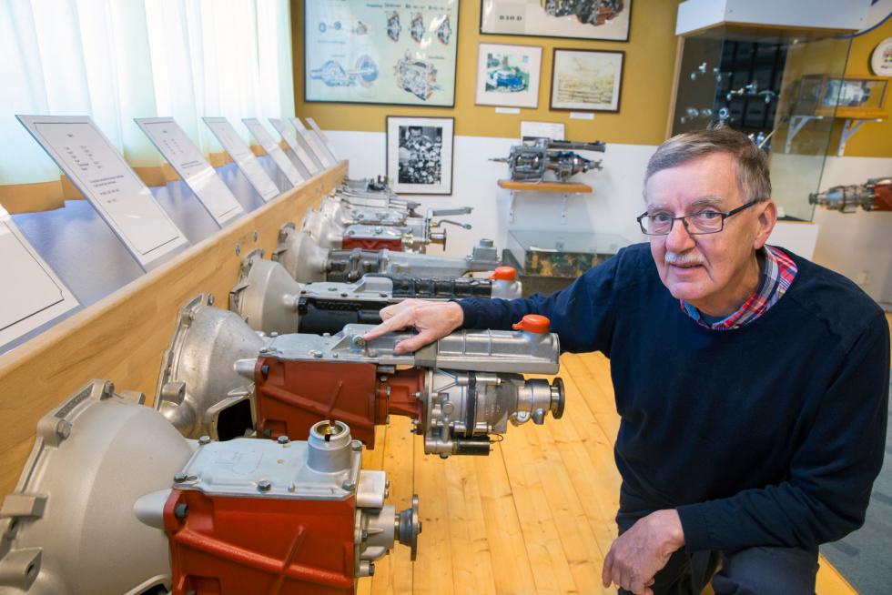 Köping kan sina kugghjul. Alla Volvos manuella växellådor som tillverkats i stan finns uppradade på bilmuseet. Bengt Eriksson ger en rundtur.