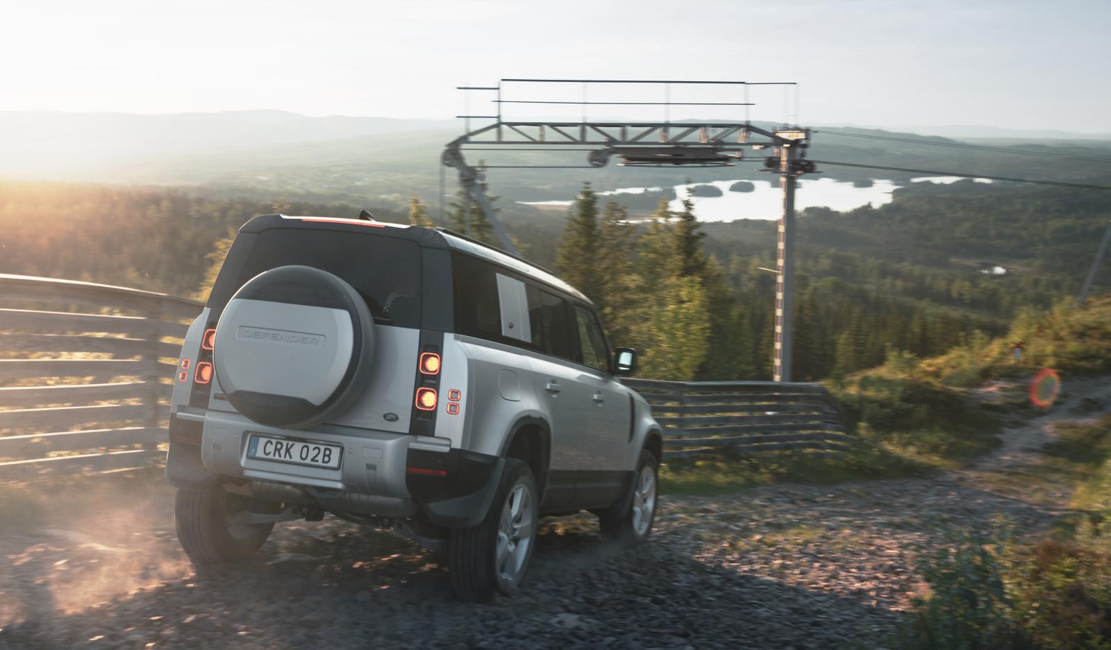 Säfsens backar passerades med en axelryckning. Luftfjädring ger en markfrigång på upp till 29 centimeter. Defender delar tekniskbas med Discovery.