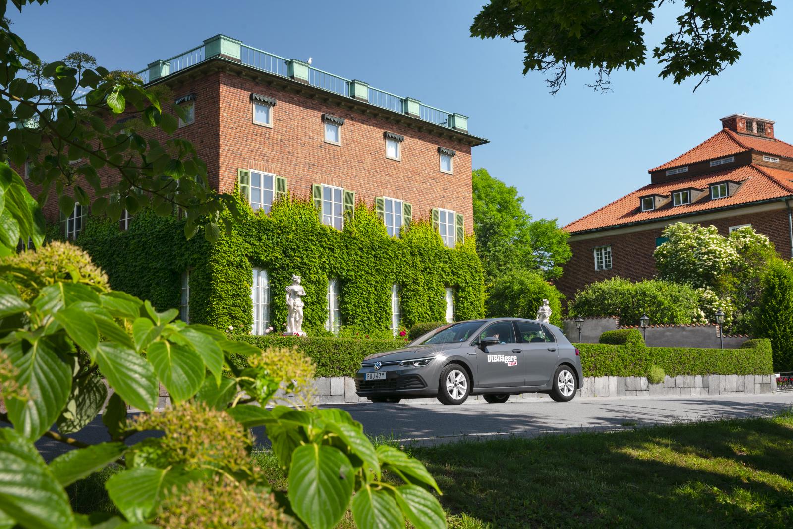 Diplomatstaden har växt fram på det tidigare OS-området för rodd. Villa Bonnier (1927) disponeras av talman och regering för representation. Golf representerar i ”Dolphin Grey Metallic” och 16-tums fälgar ”Norfolk”.