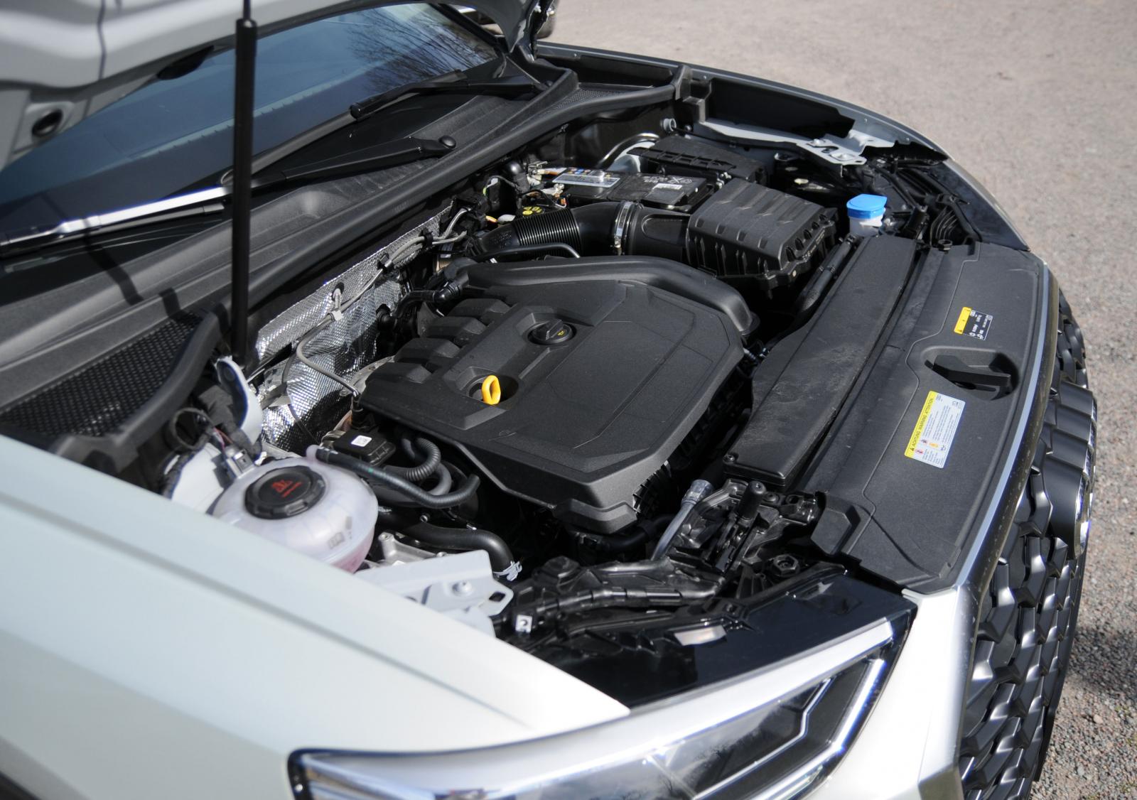 Under huven erbjuds fyrcylindriga diesel- och bensinmotorer på 1,5 eller 2,0 liter.