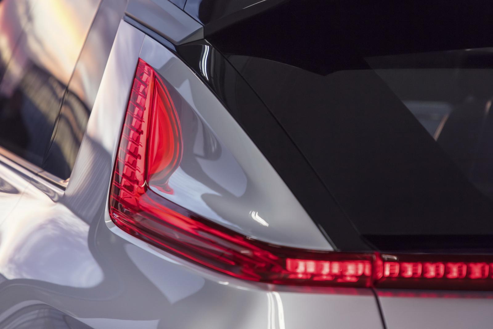 Officiell: Cadillac Lyriq är en ny elsuv med jätteskärm och smart ljudisolering