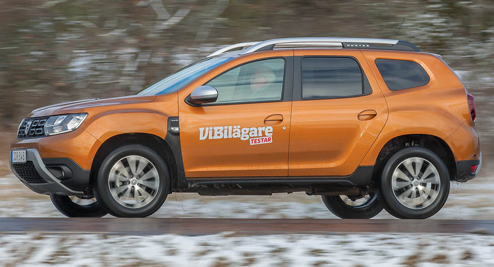 Dacia Duster drar 24 procent mer bensin än lågbyggda Sandero, men då får köparna också tuffare design, enklare insteg och något högre effekt. Kanske värt merkostnaden?