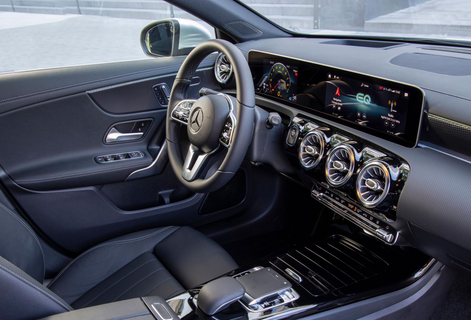S-klass eller A-klass? Mercedes senaste instrumentpanel med den gigantiska MBUX-skärmen bjuder på information i överflöd.