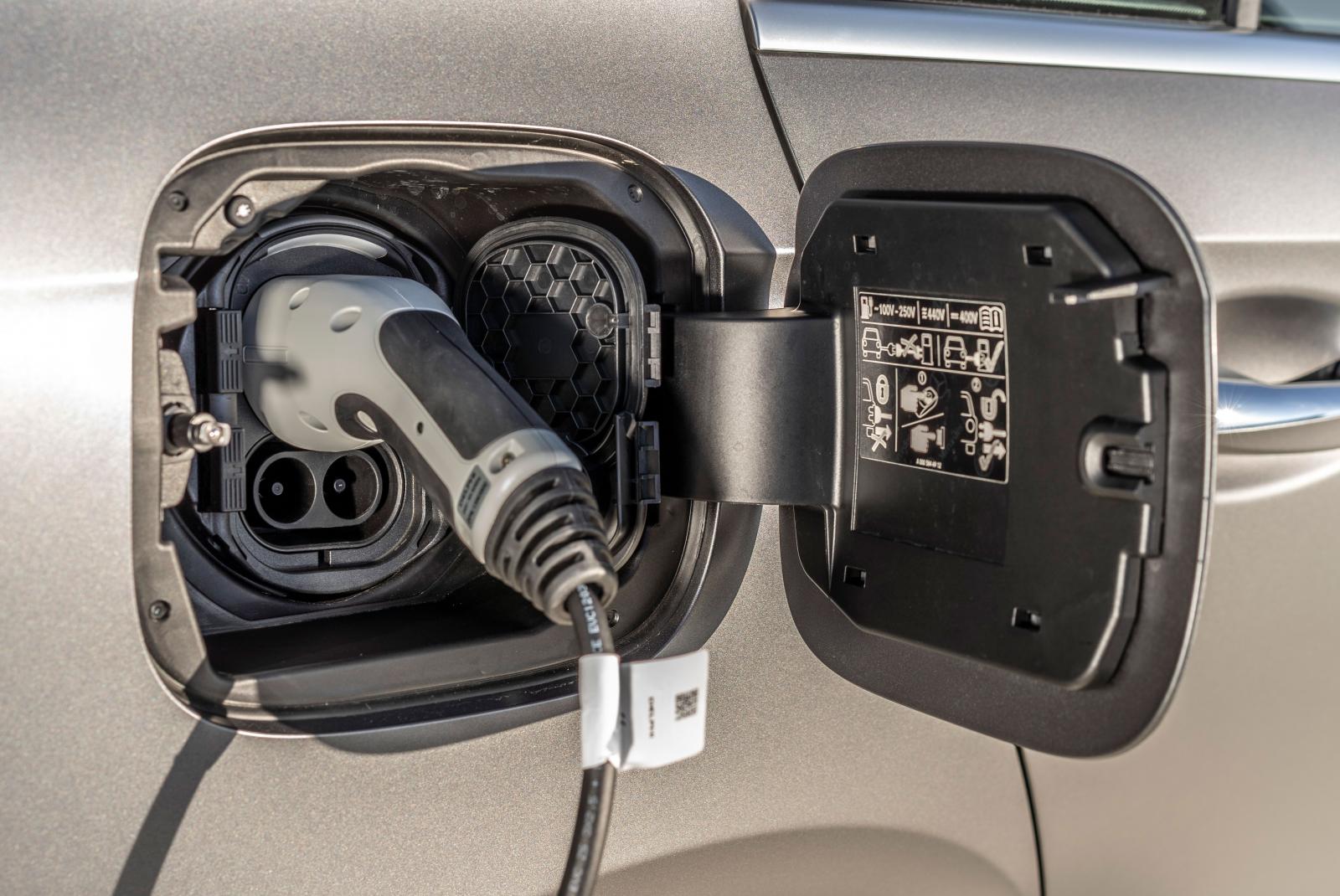 Batteriet är på 15,6 kWh och kan laddas med 3,7 kW eller 7,4 kW (tillval).