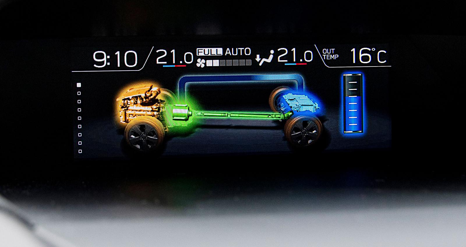 Displayen ovanpå panelen redovisar vilken motor som arbetar. Här stöttas förbränningsmotorn av el.