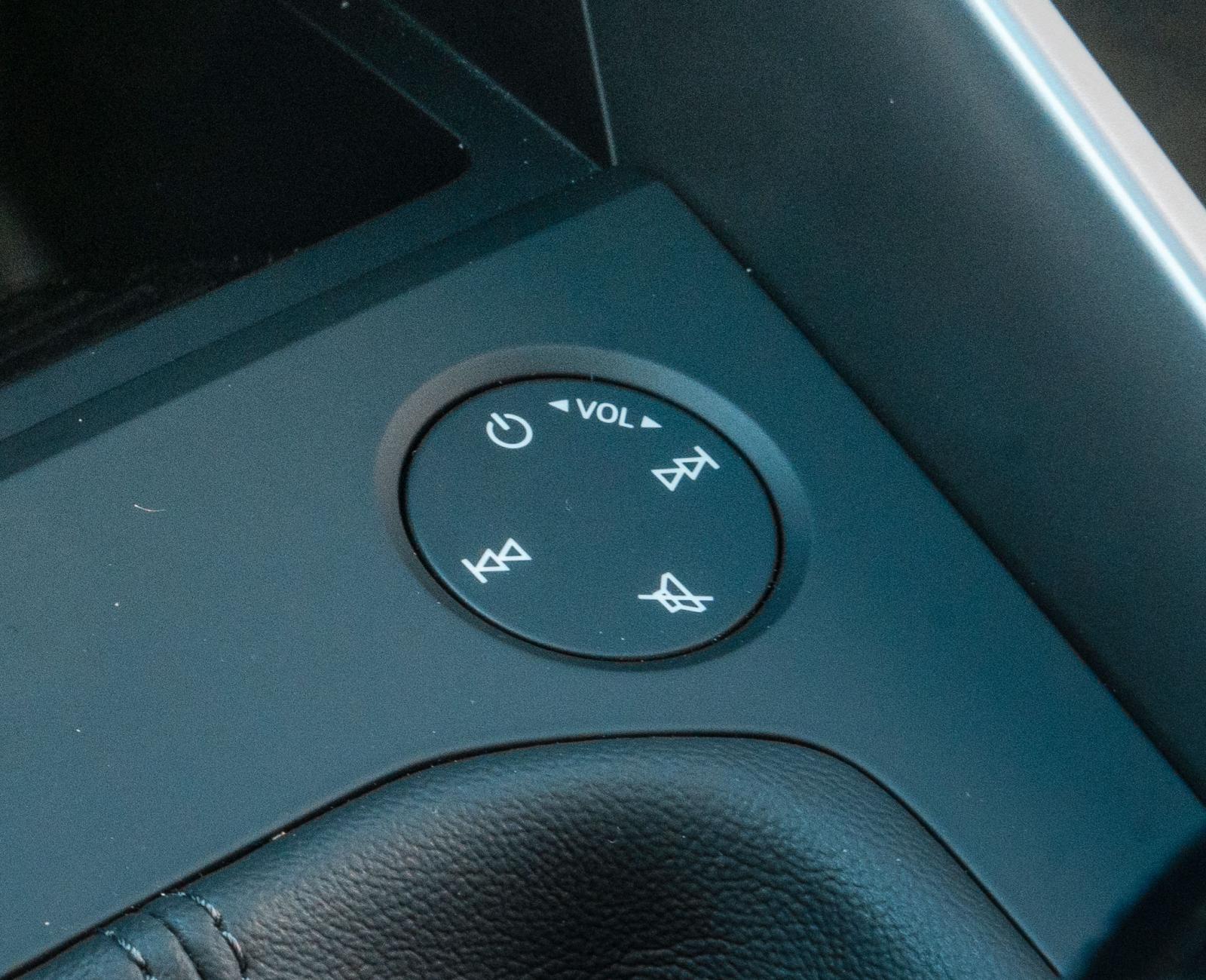 Audis tidigare volymvred gick att sköta med handskar, nu har en pekyta ersatt vredet. Snurra med fingret på ytan för att höja eller sänka volym. Tryck på respektive symbol för att spola eller pausa. Visst effektsökeri men det fungerar trots allt bra.