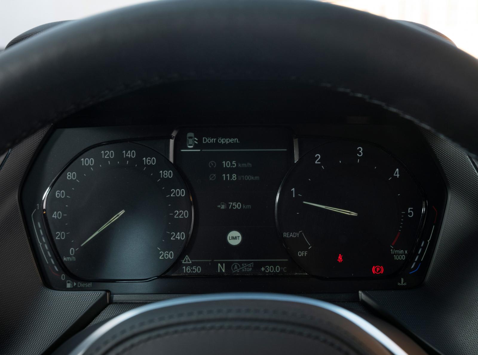 Skärmbaserad instrumentering finns som tillval (10 000 kr) men testbilen har analoga mätare som belyses på ett sätt att ögat tror att de är en skärmprojektion. God läsbarhet i vilket fall.