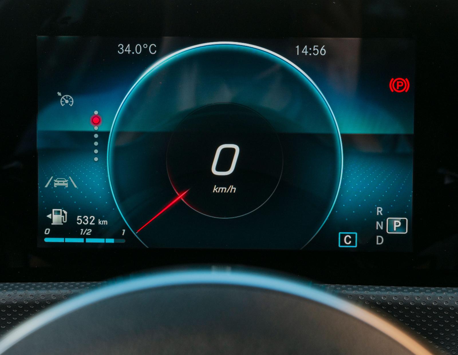 Mercedes kallar instrumentvyn för ”progressiv”, en mer konventionell hastighetsmätare är några klick bort. För att kunna visa varv- och hastighetsmätare samtidigt får man lägga till 5 200 kronor för ”Widescreen cockpit”.