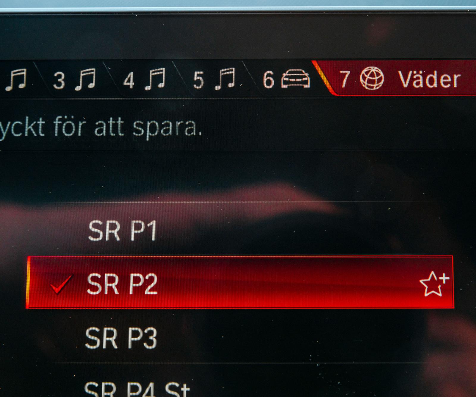 Siffrona har motsvarigheter i fysiska knappar i BMW. Knapparna är programerbara. Här har siffrorna ett till fem programerats med radiokanaler. Knapp sju ger lokal väderprognos. Smidigt.