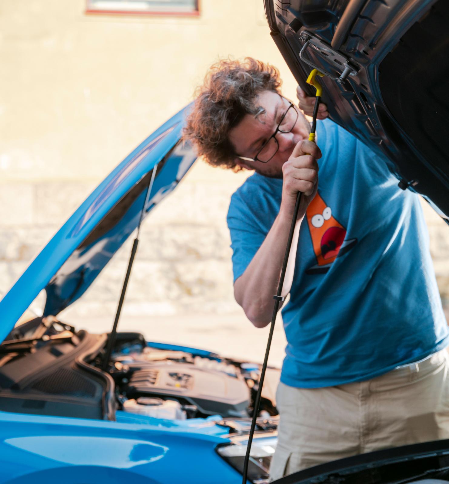 Se där! En huvpinne ger bra träning, men också förlorade premiumpoäng. Audi, BMW och Mercedes använder gasfjäder. En udda detalj är att BMW:s dubbla gasfjädrar har serviceintervall. De ska bytas vid var 3:e service.