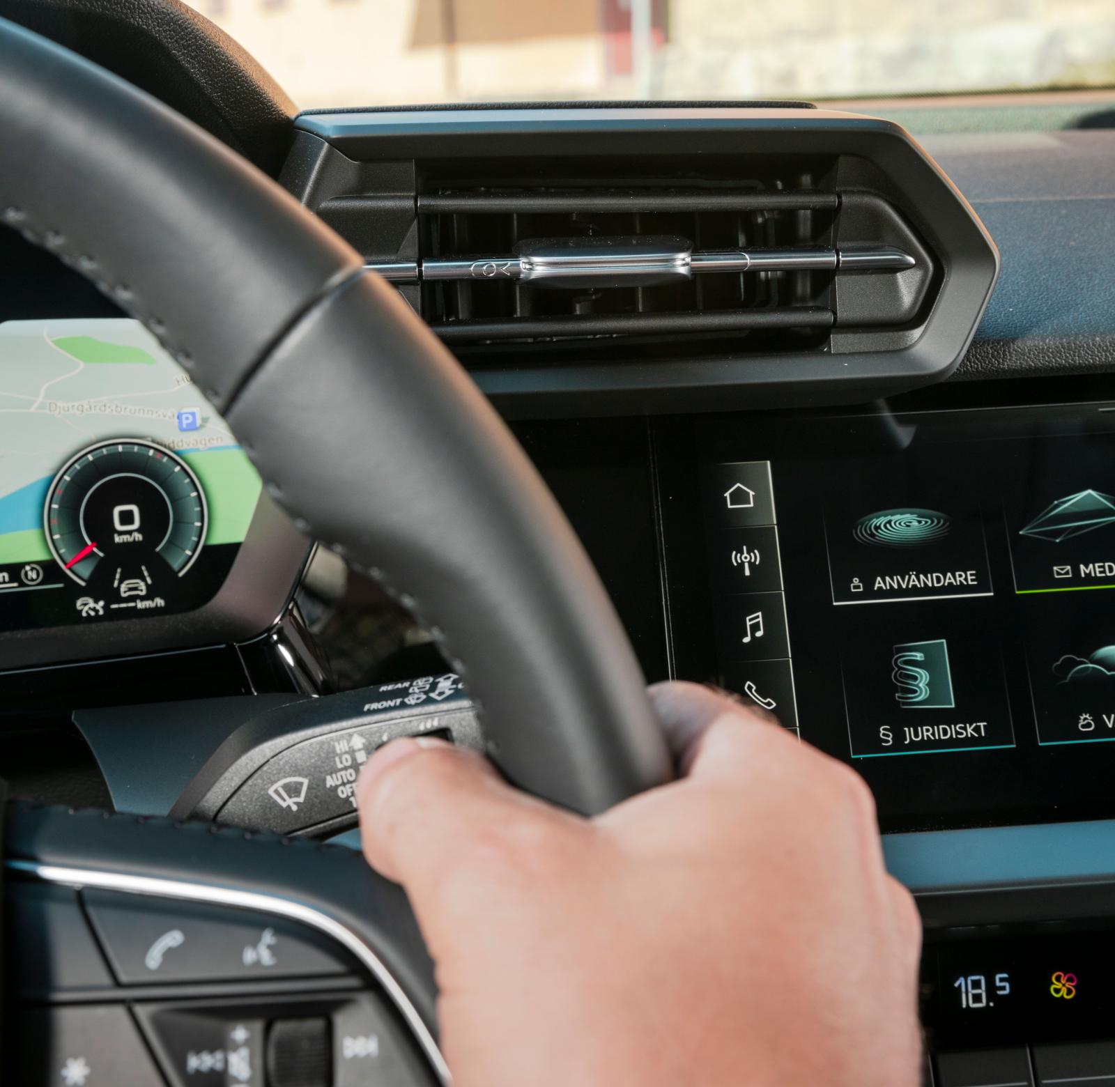 Mitt i nyllet! A3:s friskluftsutblås är högt placerade. Formen är kalkerad från koncernsyskonet Lamborghini.