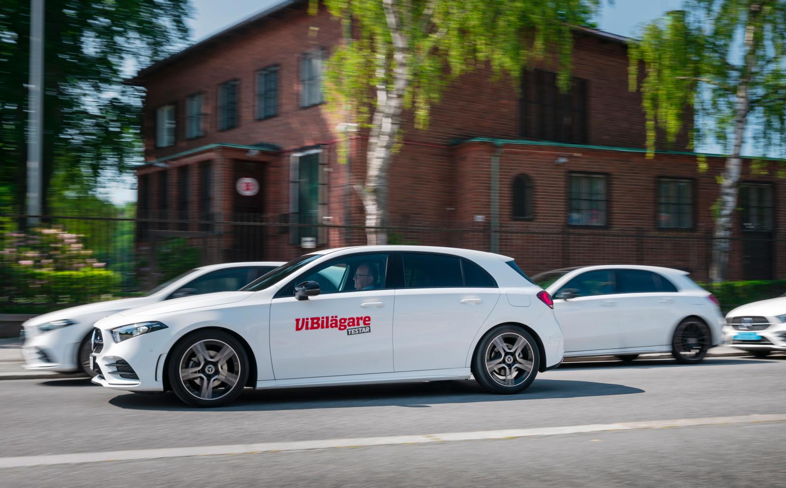 Fotomontage? Nej. Slumpens försyn gjorde att tre med testbilen identiska A-klass stod uppradade utanför Villa Bonde (turkiska ambassaden).