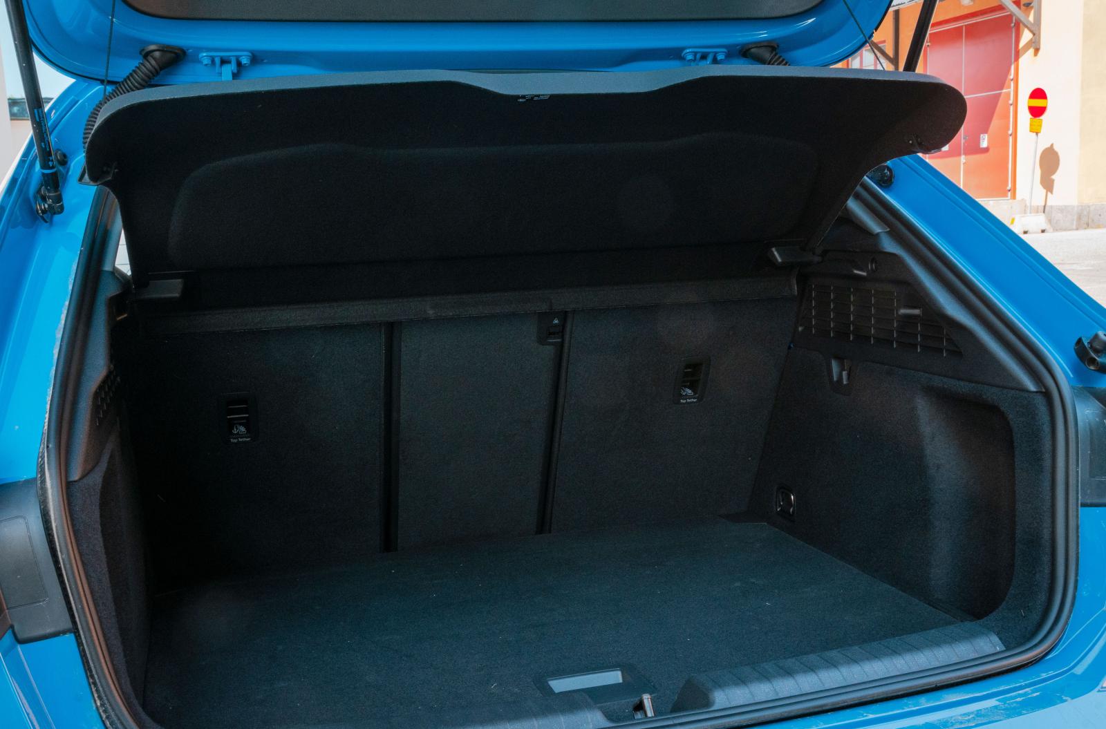 40/20/40 fällning av baksätet (2 500 kr), en finess A3 delar med A-klass. Den lägsta inre lasttröskeln underlättar när tyngre föremål ska lyftas ur bilen. Förutsatt att det dubbla lastgolvet är i högläge går det att stuva undan hatthyllan. Bagagerumspaket (2 500 kr) ger 12-voltsuttag, lastnät och bättre belysning.