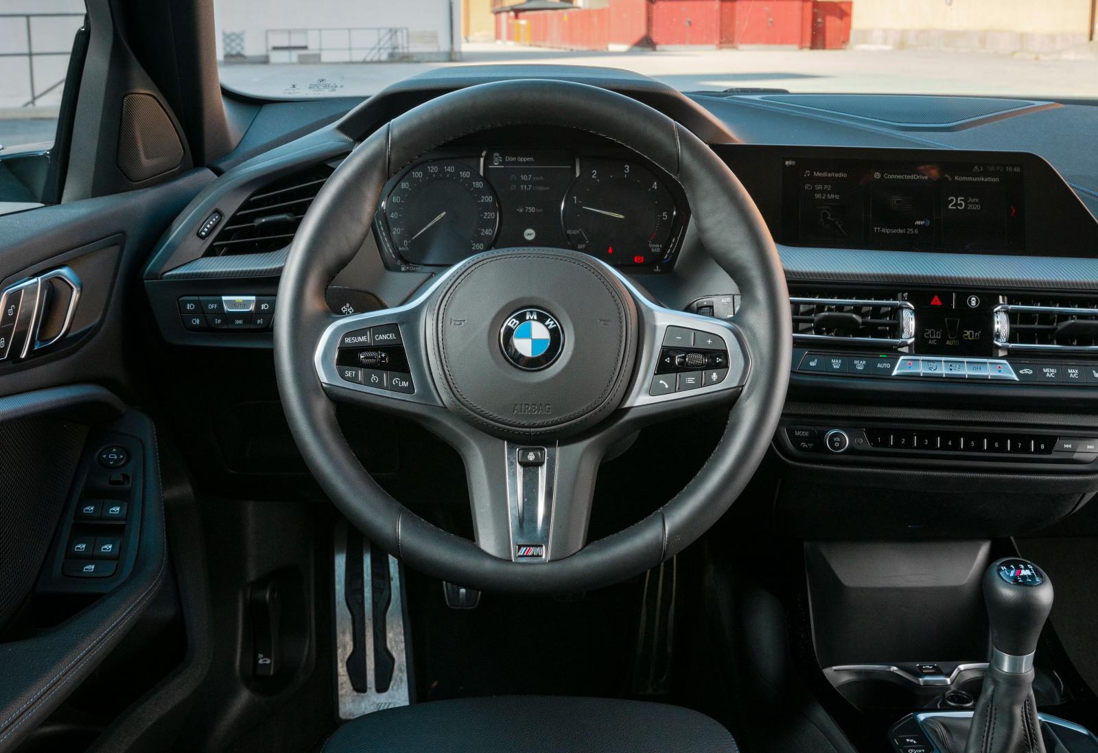BMW
Mycket form och vinklar även här. Klassiskt volymvred till stereon. Totalt finns 51 fysiska knappar på ratt och instrumentpanel. Knubbig ratt.
