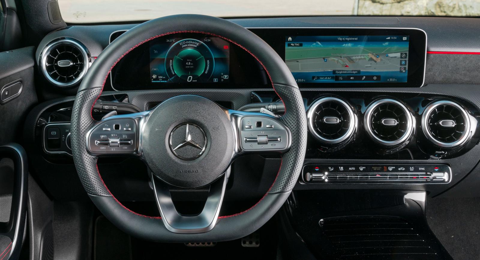 MB
Mercedes blandning av krom, pianolack, alcantara och kontrastsömmar ger ett klassiskt men ändå modernt utseende som nog skulle kalla exklusivt.
