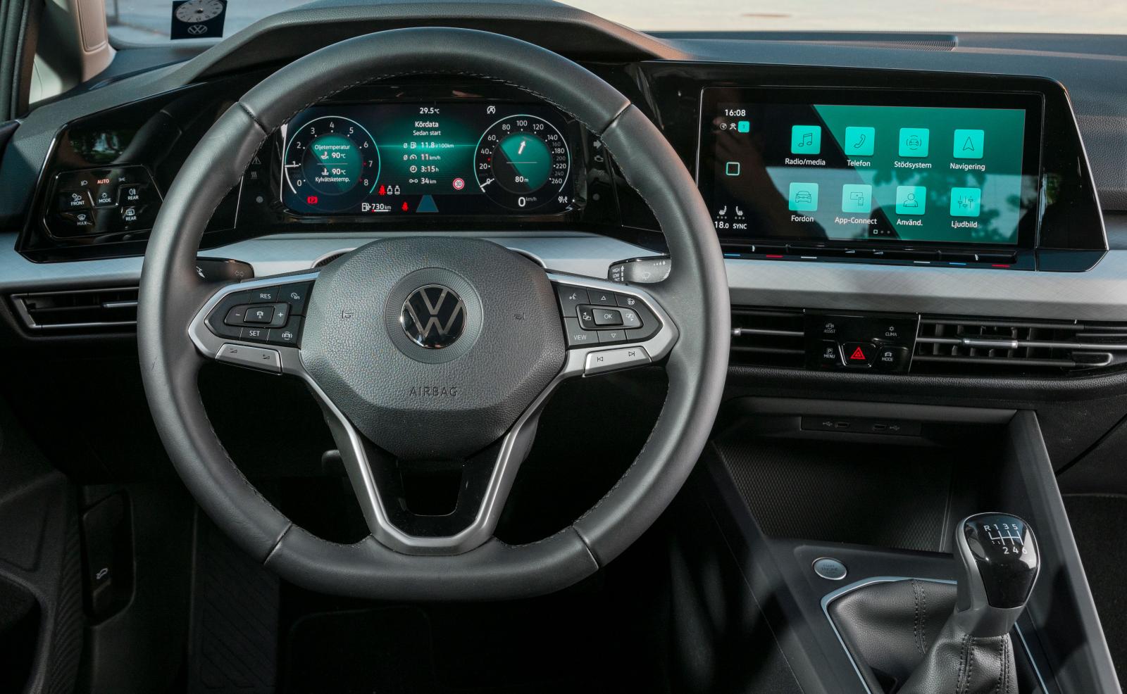 VW
Peka och svep. Elhissar, startknapp och reglagen i ratten är fortfarande av den fjädrande sorten men i övrigt är det touchknappar som gäller. Vågat.