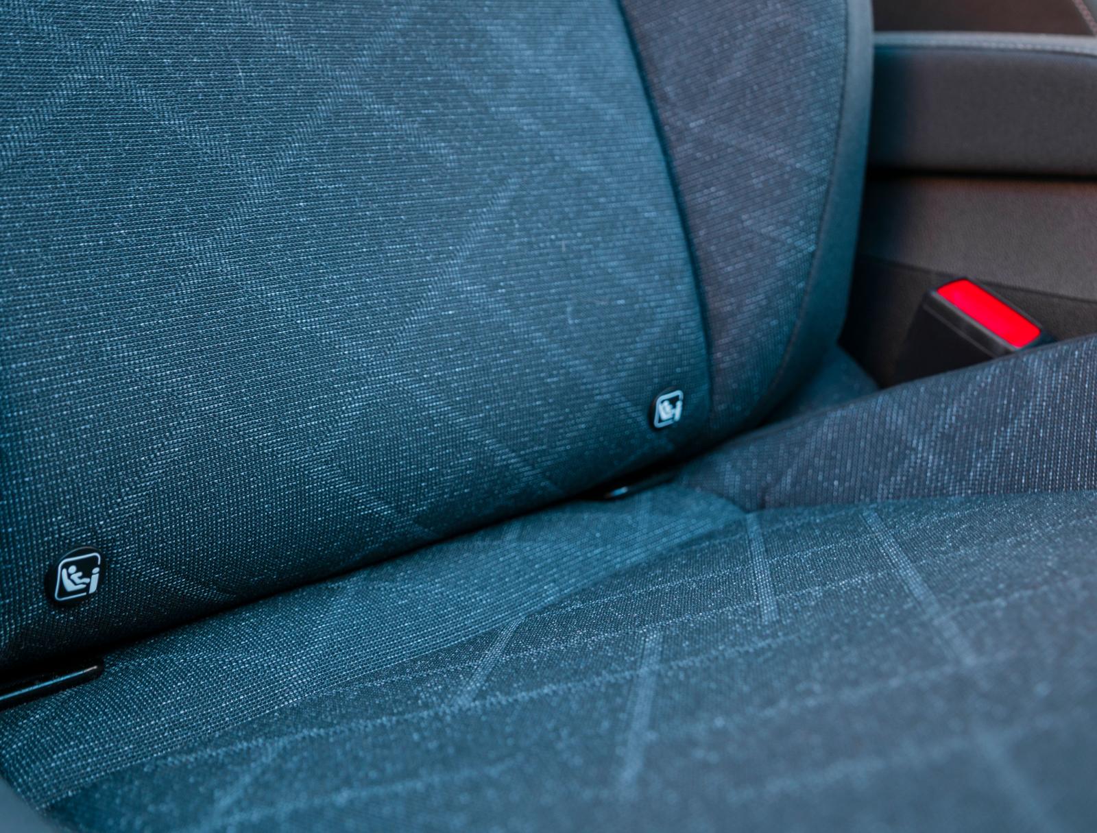 VW har isofixfästen i passagerarstolen. Tillval till Audi och BMW.