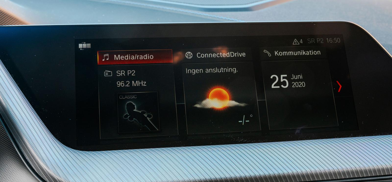 BMW:s skärm är förhållandevis smal. Tydligt menysystem men det blir mycket klickande och rullande i menyerna.