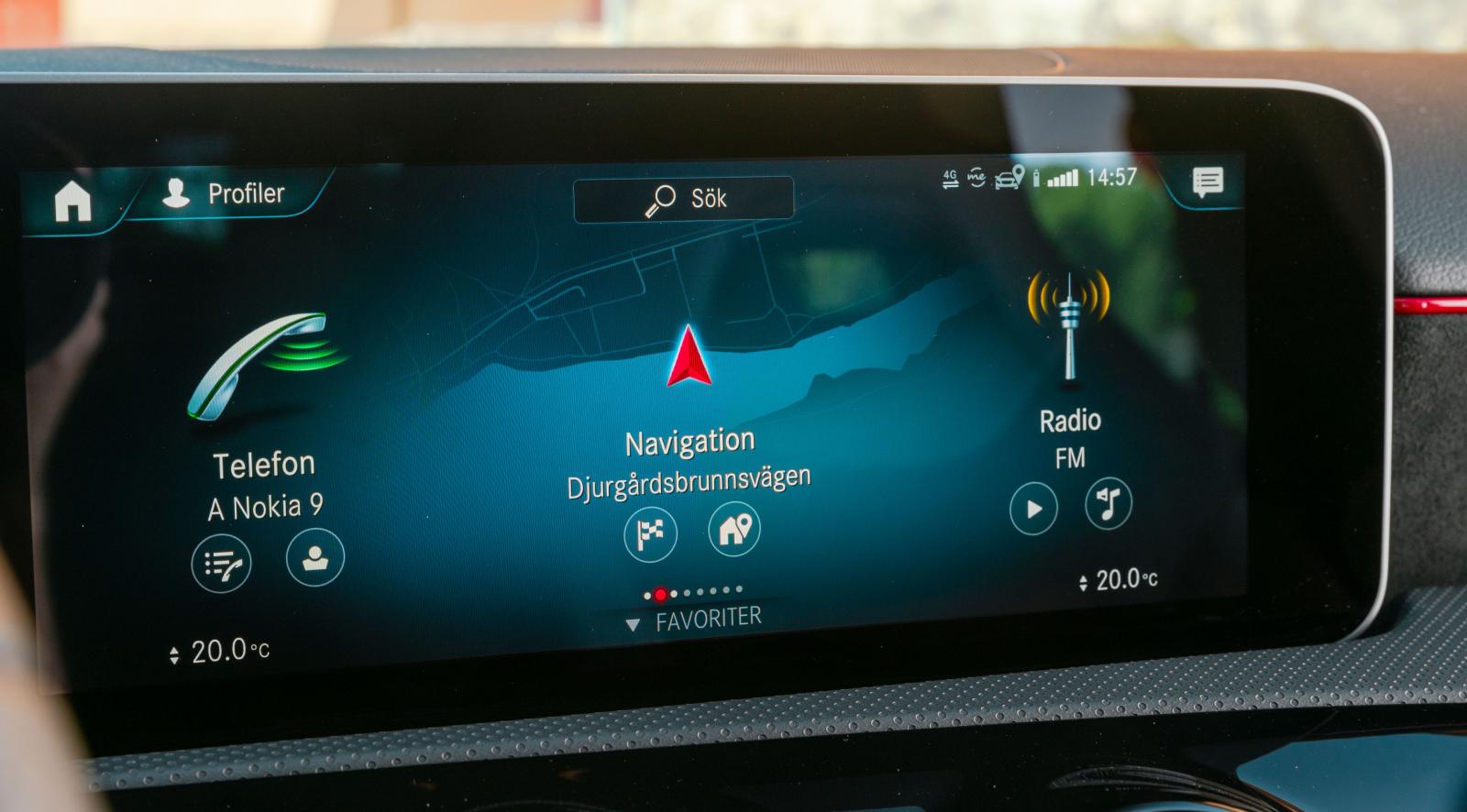 Mercedes MBUX system är föredömligt tydligt, dessutom kan alla funktioner skötas från höger ratteker.
