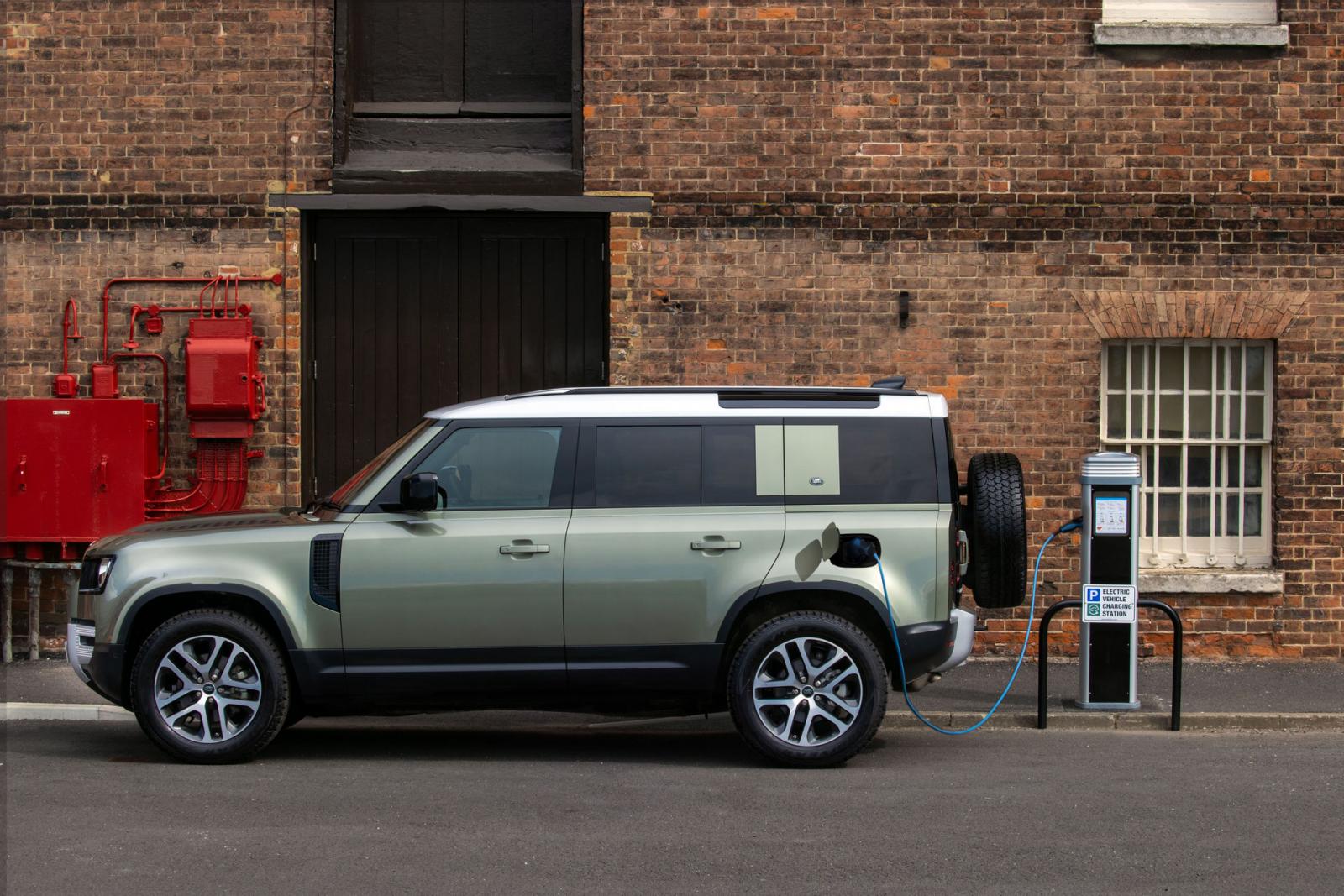 Land Rover Defender nu som laddhybrid – och ny dieselsexa
