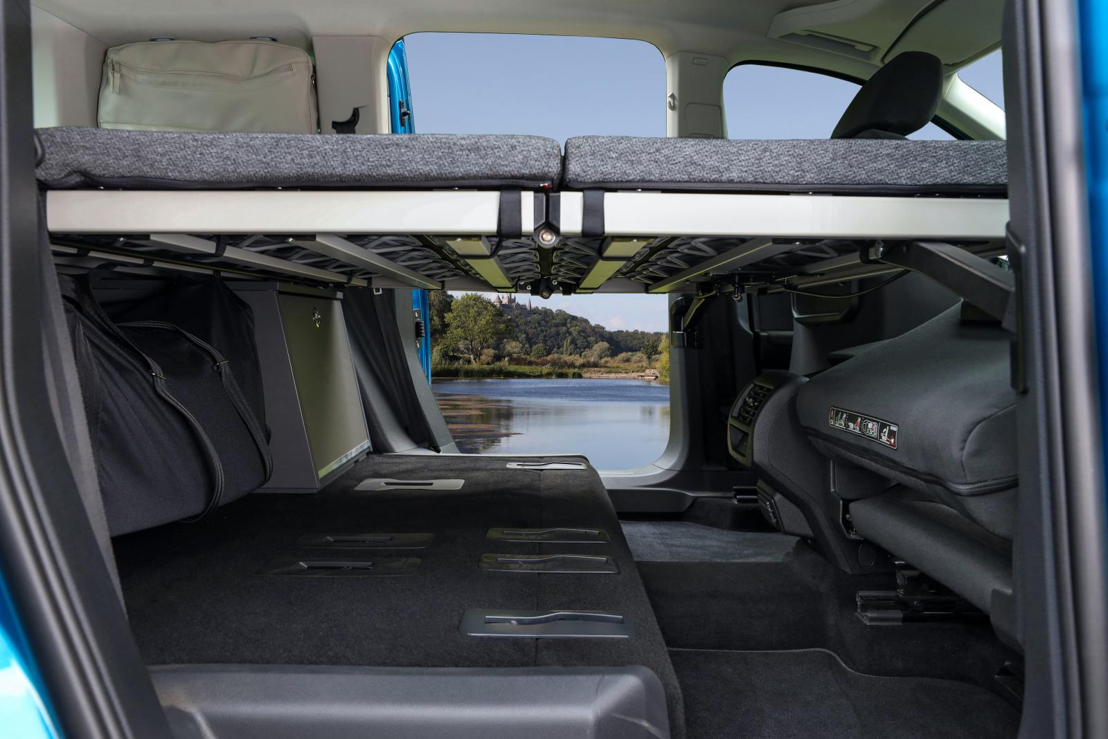 Volkswagen Caddy California är en ny minihusbil med utfällbart kök