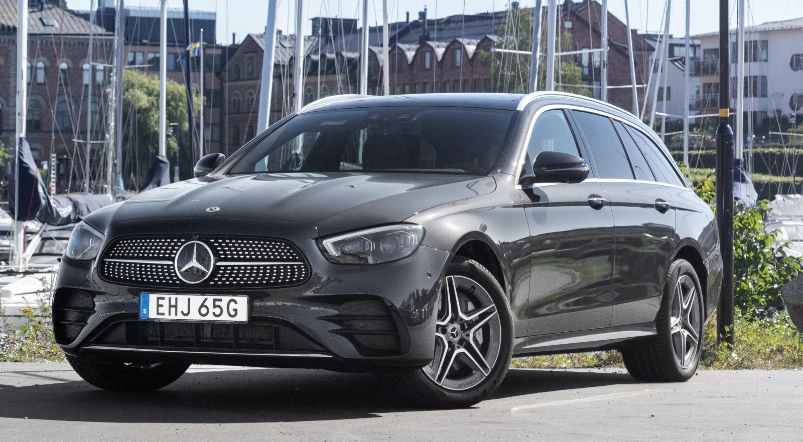 Mercedes E-klass som laddhybrid med dieselmotor får knappt 25 000 kronor i bonus. Men utan hybridmodell blir det istället straffskatt på knappt 10 000 kronor om året.