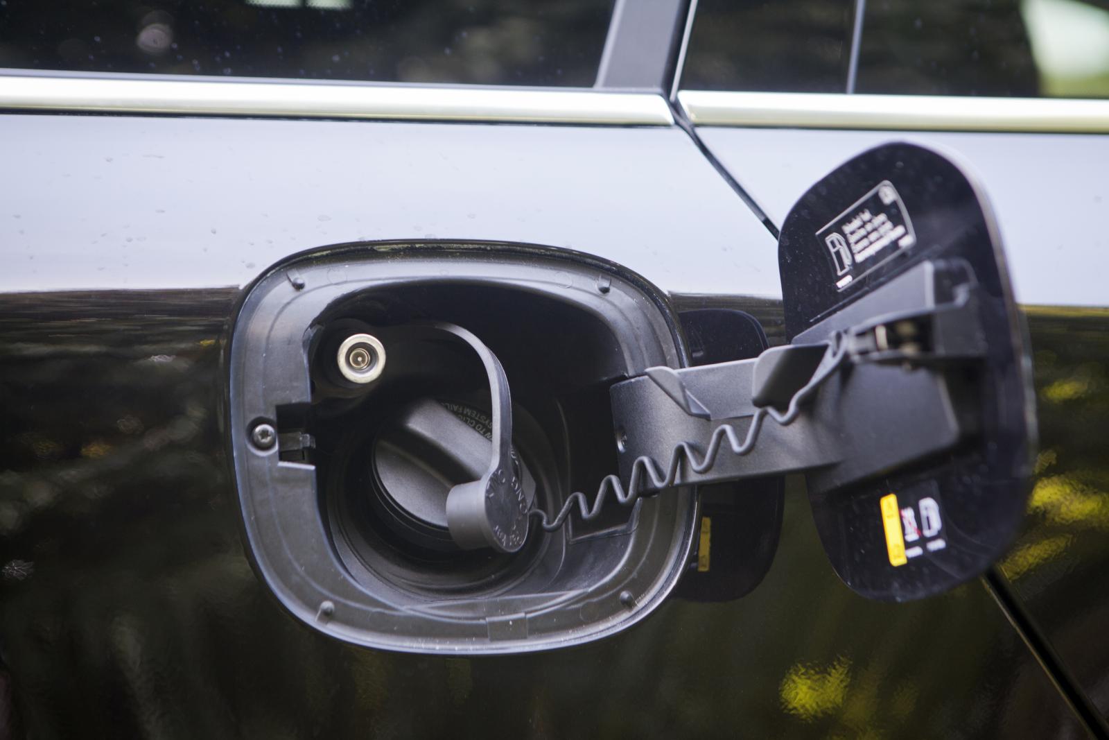 Bilens ordinarie bränslesystem lämnas intakt vid konvertering till gasdrift. Det går bra att köra på bensin även efter ombyggnaden.