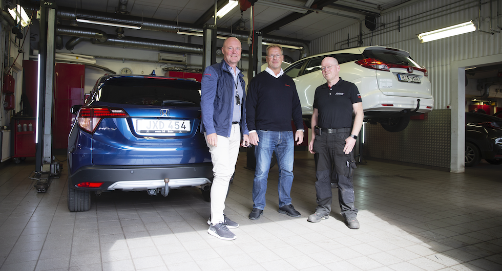 Roger Lööf och Lars Persson från Honda Sverige tillsammans i verkstaden med ägaren Lasse Nilsson.