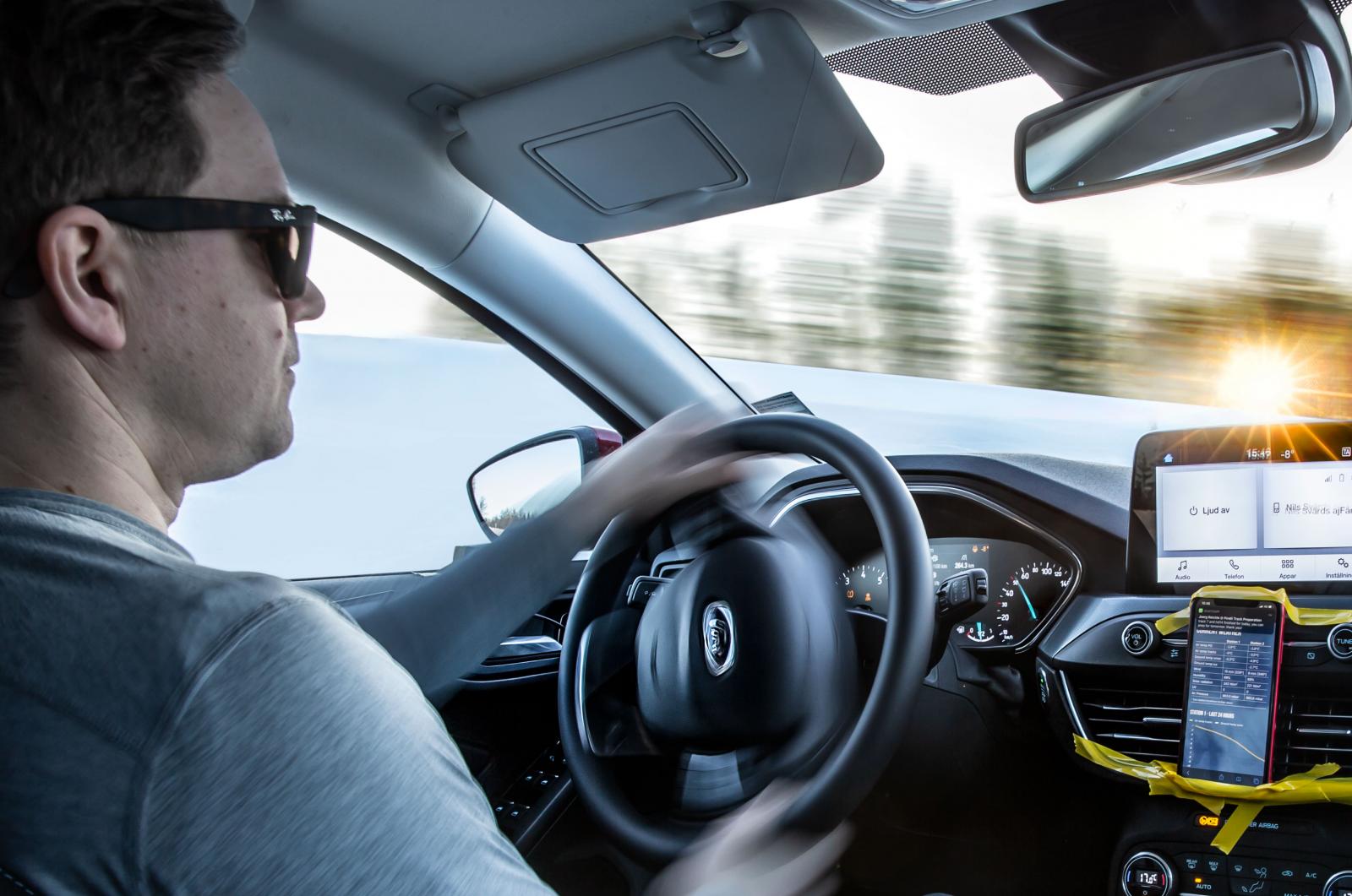 Full koncentration hos testpilot Nils Svärd. På telefonen visas väder och solstrålning på isbanan i realtid. För att fånga upp hur greppnivån påverkas av yttre förutsättningar körs ett dedikerat kontrolldäck med jämna mellanrum, eller oftare vid behov, som alla testresultat jämförs med.