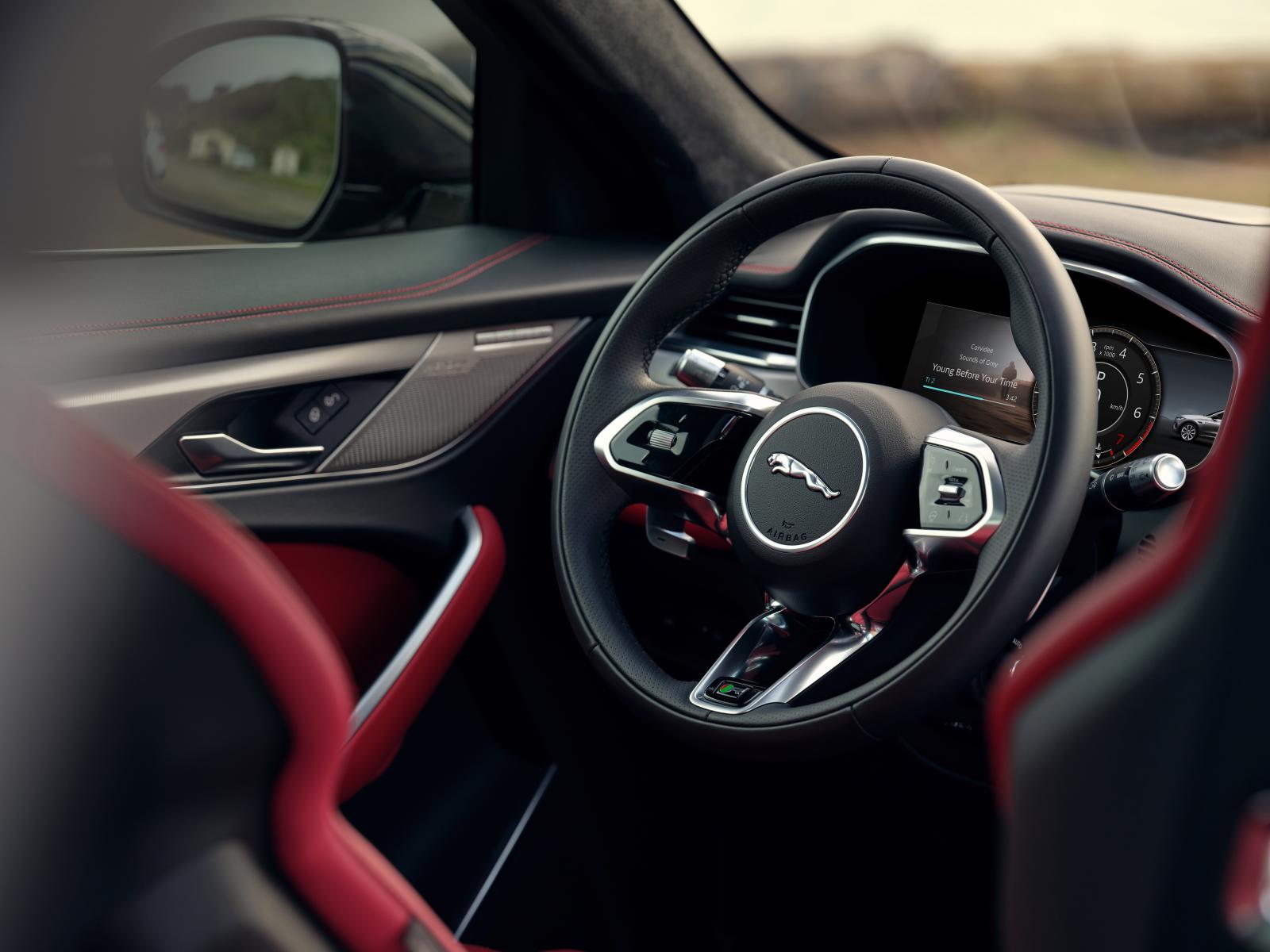 Jaguar F-Pace uppdateras – kommer som laddhybrid
